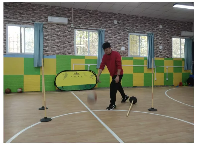 2022中考体育篮球绕杆训练技巧易犯错误